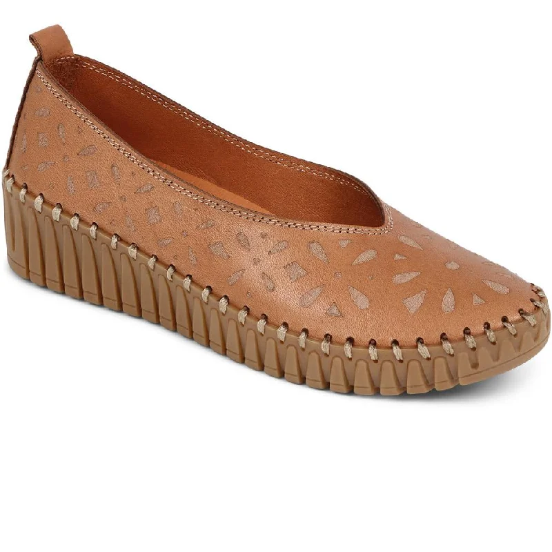 Stunning and eye-catching women's footwearSlip-On Leather Pumps - BELMET39009 / 325 482
