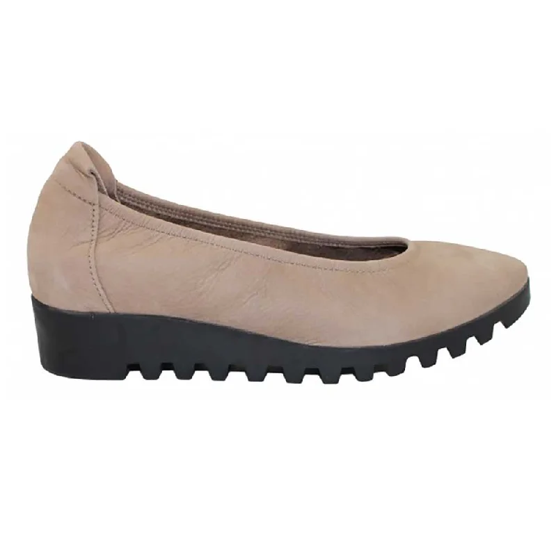 Effortlessly stylish women's shoe choicesArche Women's Lomiss Sabia Nubuck