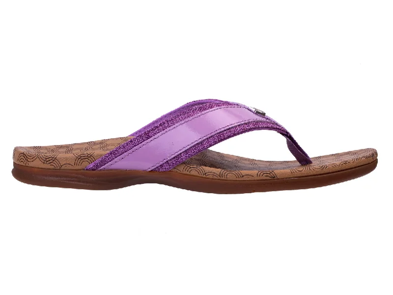 Chic and minimalist women's footwear trendsCabo Sandal